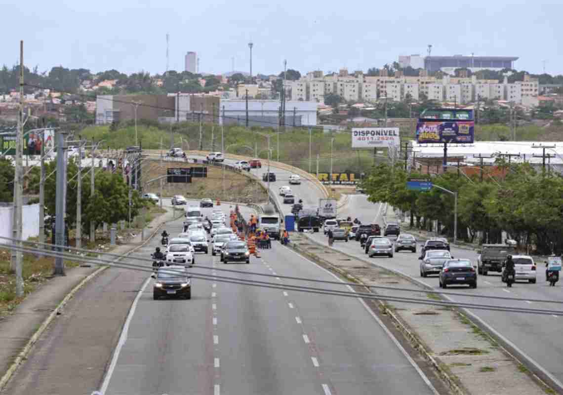 Obras do VLT bloqueiam alça de acesso da Av. Carlos Jereissati para a Av. Alberto Craveiro